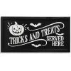 "Tricks And Treats Served Here" Halloween Wandbild 41cm -Halloween Deko Verkaufsgeschäft graviertes tricks and treats served here holzschild 41cm wood tricks and treats served here engraved wall sign 54245