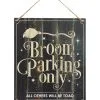 Hexenbesen Parken Dekoschild -Halloween Deko Verkaufsgeschäft hexenbesen parken haengeschild broom parking only hanging sign halloween deko 51670 01
