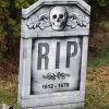 Deko Grabstein Totenkopf Fotodruck -Halloween Deko Verkaufsgeschäft photoreal deko grabstein totenkopf stone look photoreal tombstone skull halloween friedhof deko 52652