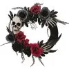 Gothic Türkranz Mit Blüten, Totenkopf & Skeletthänden -Halloween Deko Verkaufsgeschäft schwarzer gothic tuerkranz mit rosen totenkopf und skeletthaenden gothic deko halloween deko 53915 01